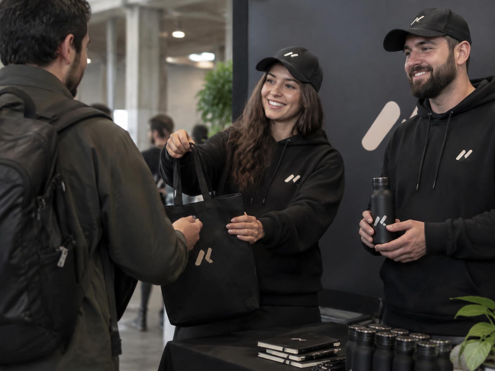 Merchandise zoals mok, notitieboek, drinkfles, pet en tas